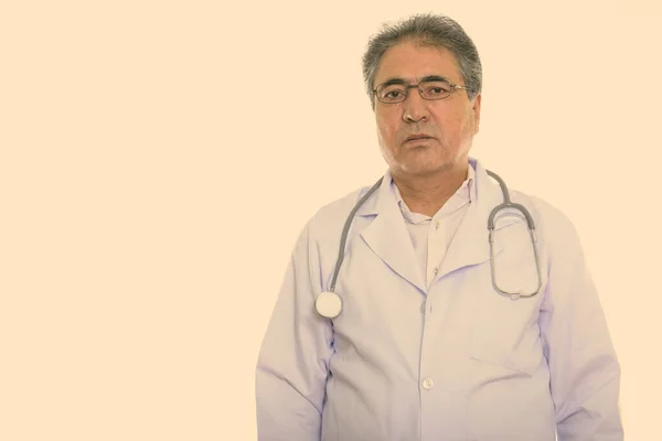 Studio Shot Senior Tampan Persia Pria Dokter Dengan Kacamata Terisolasi — Stok Foto