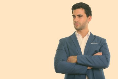 Genç, yakışıklı İspanyol adamın stüdyo fotoğrafı. 