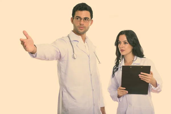 Estudio Joven Médico Hispano Una Joven Doctora Hispana Juntos Contra — Foto de Stock