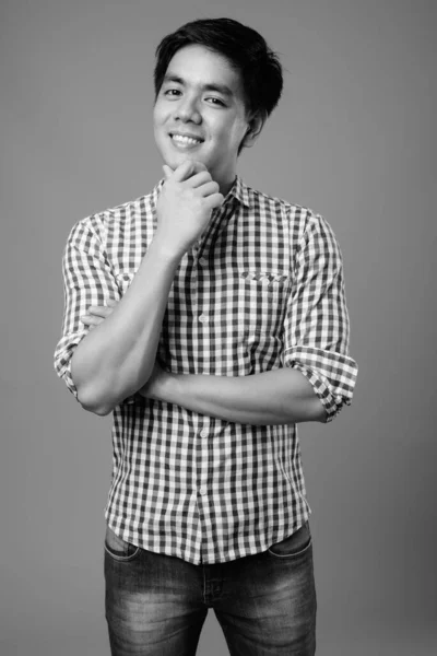 Знімок Молодого Вродливого Філіппінського Чоловіка Чорно Білому Фоні — стокове фото