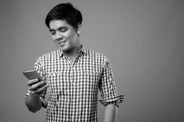 Studio Záběr Mladý Pohledný Filipínský Muž Proti Šedé Pozadí Černé — Stock fotografie