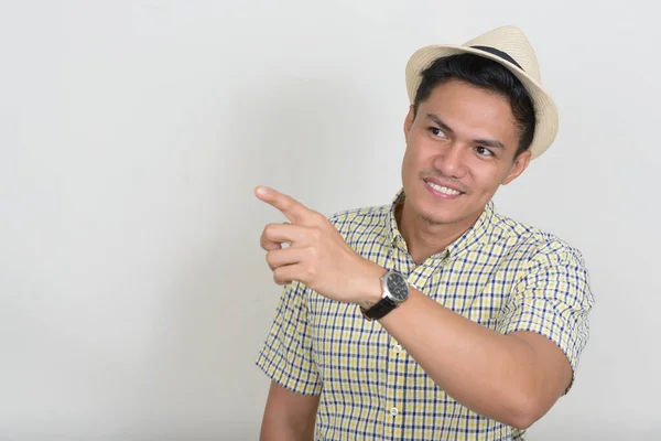 Estúdio Tiro Belo Turista Filipino Homem Contra Fundo Branco — Fotografia de Stock