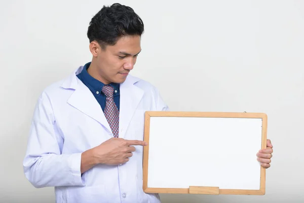 Studio Strzał Przystojny Filipino Mężczyzna Lekarz Białym Tle — Zdjęcie stockowe
