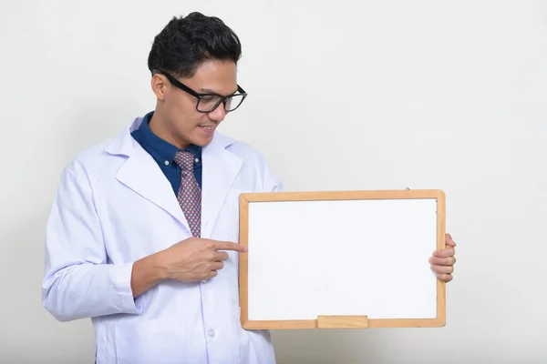 Estudio Disparo Guapo Filipino Hombre Médico Sobre Fondo Blanco — Foto de Stock