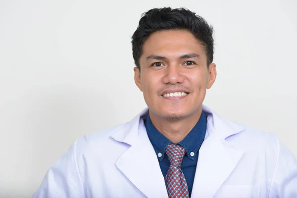 Στούντιο Πλάνο Του Όμορφου Φιλιππινέζου Άνδρα Γιατρό Λευκό Φόντο — Φωτογραφία Αρχείου