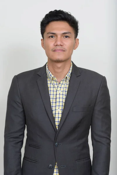 Studioaufnahme Eines Hübschen Philippinischen Geschäftsmannes Anzug Vor Weißem Hintergrund — Stockfoto