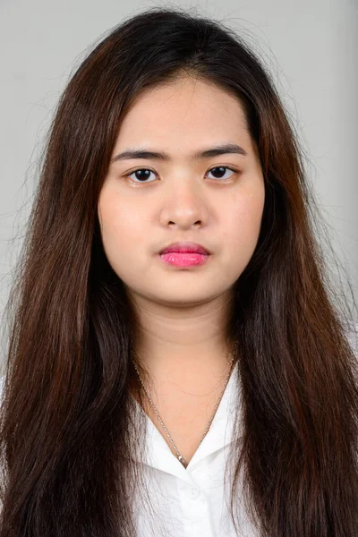 Studio Záběr Mladé Krásné Asijské Dospívající Dívka Proti Bílému Pozadí — Stock fotografie