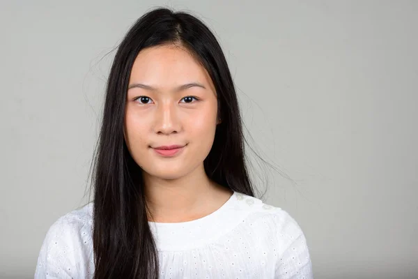 Studio Shot Van Jong Mooi Aziatisch Tiener Meisje Tegen Witte — Stockfoto