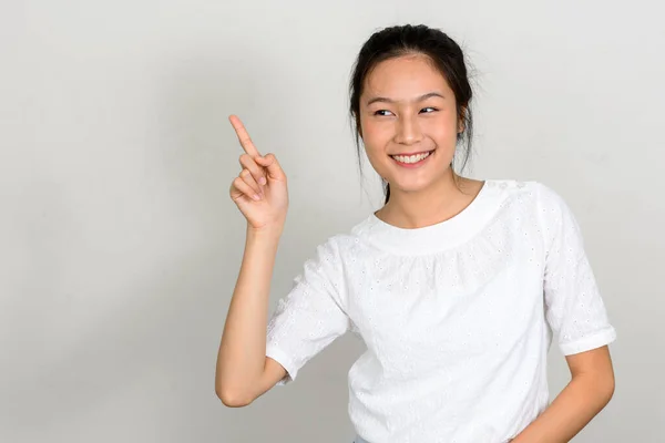 Studio Shot Van Jong Mooi Aziatisch Tiener Meisje Tegen Witte — Stockfoto