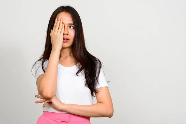 Studio Shot Van Jong Mooi Aziatisch Tiener Meisje Tegen Witte — Stockfoto