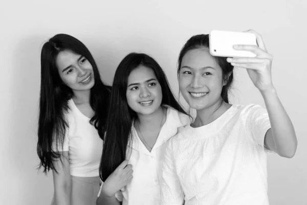 Studio Shot Three Young Beautiful Asian Women Friends Together White — Fotografia de Stock