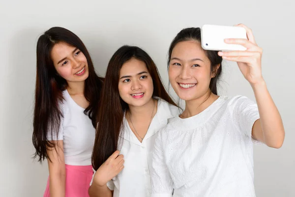 Studio Shot Three Young Beautiful Asian Women Friends Together White — Foto de Stock