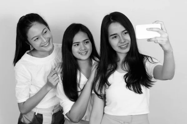 Studio Shot Three Young Beautiful Asian Women Friends Together White — Φωτογραφία Αρχείου