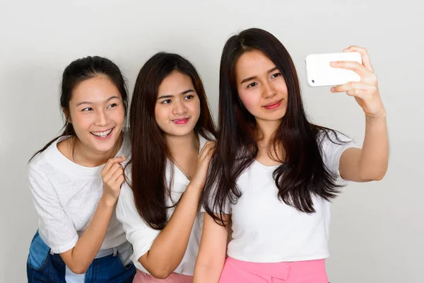 Studio Shot Three Young Beautiful Asian Women Friends Together White — 스톡 사진