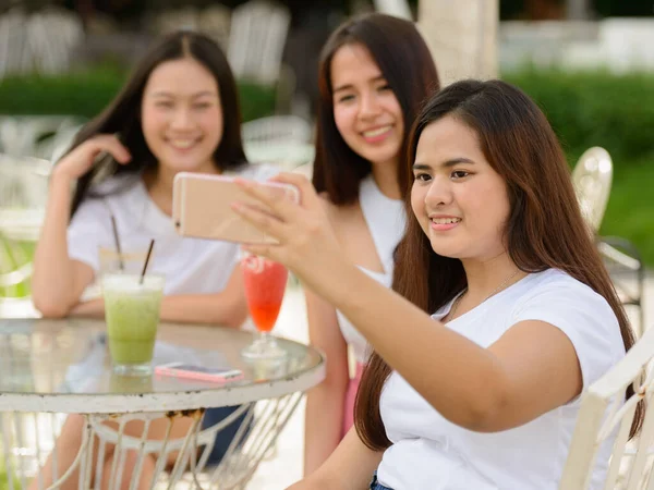 Portrait Three Young Beautiful Asian Women Friends Together Relaxing Coffee — Foto de Stock