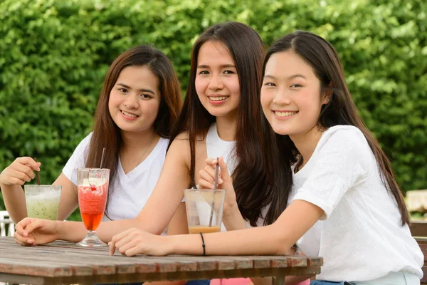 Portrait Three Young Beautiful Asian Women Friends Together Relaxing Coffee — Zdjęcie stockowe