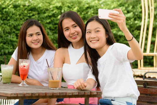 Portrait Three Young Beautiful Asian Women Friends Together Relaxing Coffee — Foto de Stock