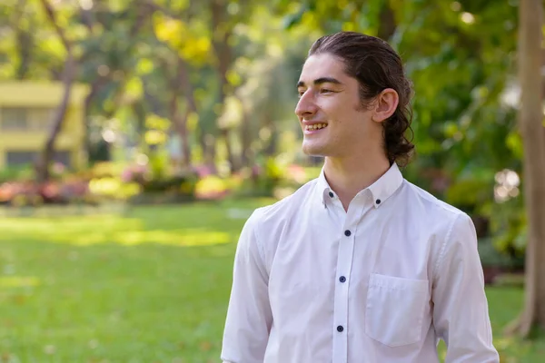 Porträt Eines Jungen Gutaussehenden Geschäftsmannes Aus Dem Mittleren Osten Beim — Stockfoto