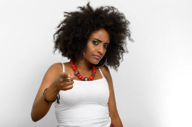 Beyaz arka plan karşı Afro saçlı genç güzel Afrikalı kadın stüdyo çekim
