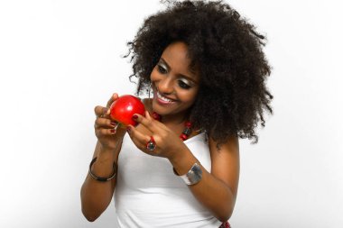 Beyaz arka plan karşı Afro saçlı genç güzel Afrikalı kadın stüdyo çekim