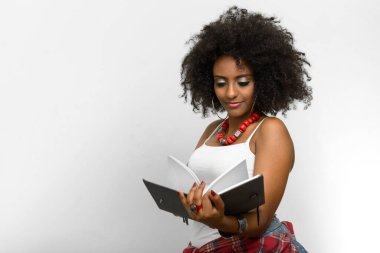 Beyaz arka plan karşı Afro saçlı genç güzel Afrikalı kadın stüdyo çekim