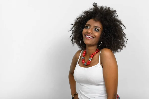 Estudio Joven Hermosa Mujer Africana Con Pelo Afro Sobre Fondo —  Fotos de Stock
