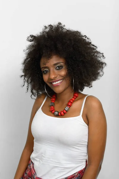 Estudio Joven Hermosa Mujer Africana Con Pelo Afro Sobre Fondo — Foto de Stock