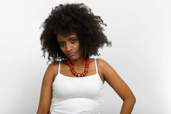 Beyaz Arka Plan Karşı Afro Saçlı Genç Güzel Afrikalı Kadın — Stok fotoğraf