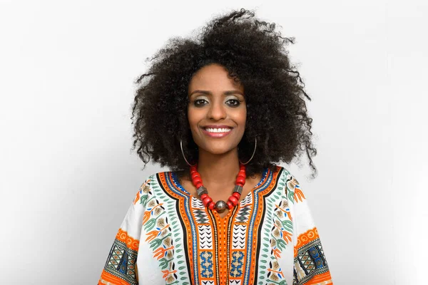 Estudio Joven Hermosa Mujer Africana Con Pelo Afro Con Ropa — Foto de Stock