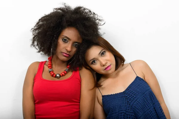 Estudio Joven Mujer Africana Joven Mujer Asiática Como Amigos Multiétnicos —  Fotos de Stock
