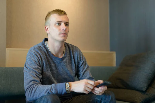 Retrato Joven Con Pelo Rubio Relajándose Casa Interior —  Fotos de Stock