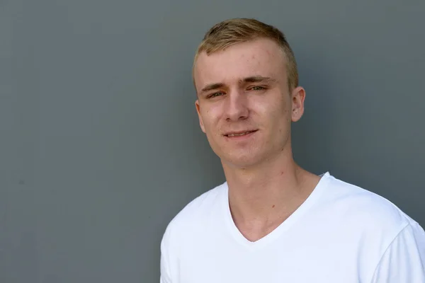 Portret Młodego Mężczyzny Blond Włosami Szarości Betonowa Ściana Zewnątrz — Zdjęcie stockowe