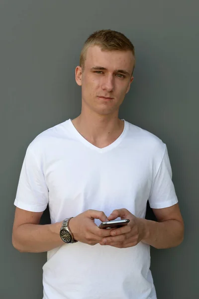 Retrato Jovem Com Cabelo Loiro Contra Parede Concreto Cinza Livre — Fotografia de Stock