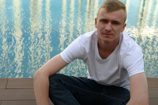 Retrato Jovem Com Cabelo Loiro Sentado Lado Piscina Livre — Fotografia de Stock