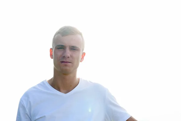 Portrait Jeune Homme Aux Cheveux Blonds Contre Vue Sur Ciel — Photo