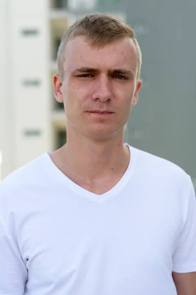 Portret Młodego Mężczyzny Blond Włosami Widokiem Miasto Zewnątrz — Zdjęcie stockowe
