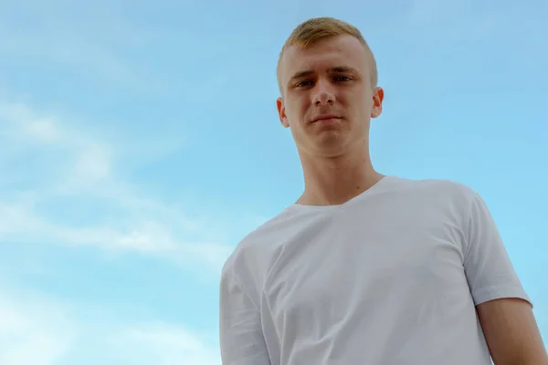 Retrato Jovem Com Cabelo Loiro Contra Vista Céu Claro Livre — Fotografia de Stock