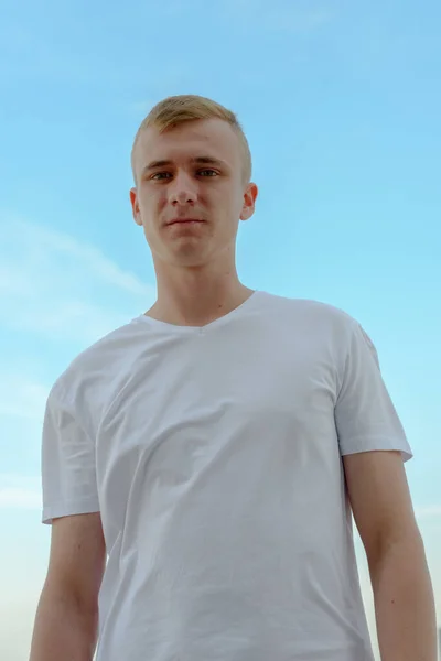 Portret Młodego Mężczyzny Blond Włosami Widokiem Czyste Niebo Zewnątrz — Zdjęcie stockowe