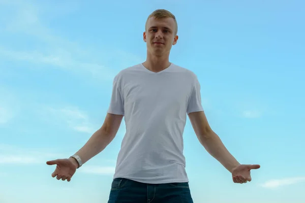 Portrait Jeune Homme Aux Cheveux Blonds Contre Vue Sur Ciel — Photo