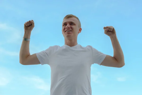 Portrait Jeune Homme Aux Cheveux Blonds Contre Vue Sur Ciel — Photo