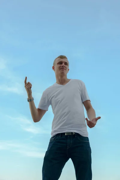 Portrait Jeune Homme Aux Cheveux Blonds Contre Vue Sur Ciel — Photo