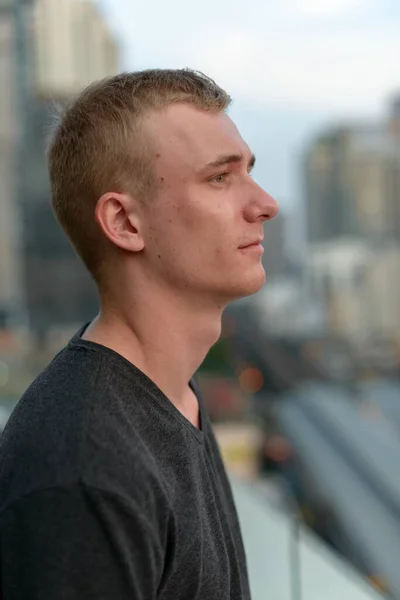 Portrét Mladého Muže Blond Vlasy Proti Pohledu Město Venku — Stock fotografie