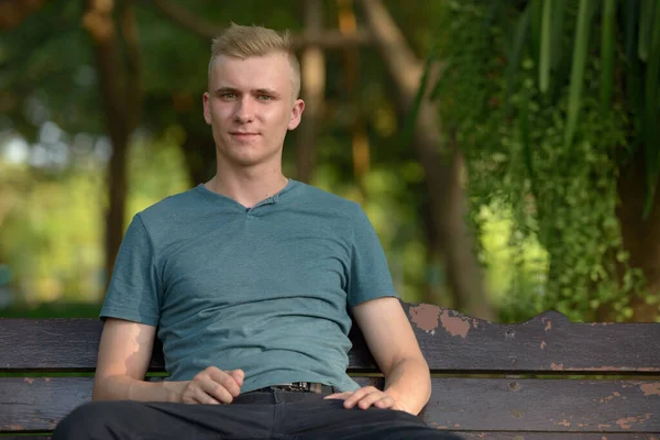 Porträt Eines Jungen Mannes Mit Blonden Haaren Park — Stockfoto