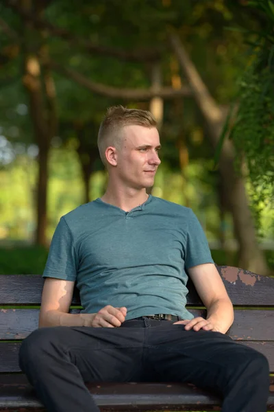 Porträt Eines Jungen Mannes Mit Blonden Haaren Park — Stockfoto