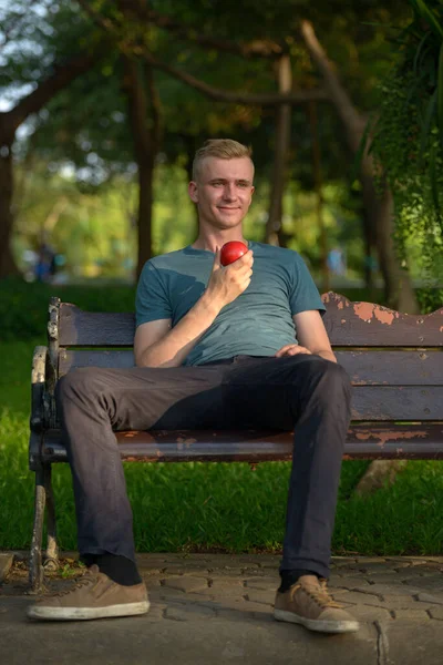 Porträtt Ung Man Med Blont Hår Parken Utomhus — Stockfoto