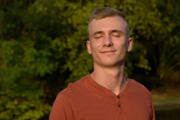 Portrait Jeune Homme Aux Cheveux Blonds Parc Extérieur — Photo