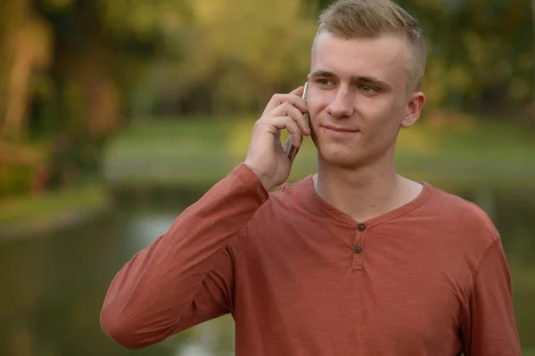 Portrait Jeune Homme Aux Cheveux Blonds Parc Extérieur — Photo