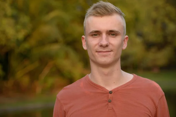 Portrait Jeune Homme Aux Cheveux Blonds Parc Extérieur — Photo