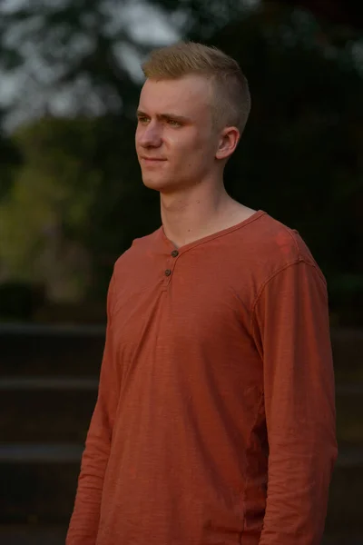 Portret Van Een Jonge Man Met Blond Haar Het Park — Stockfoto