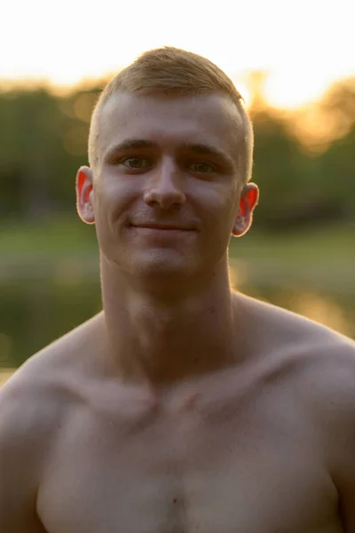 Retrato Jovem Com Cabelo Loiro Sem Camisa Parque Livre — Fotografia de Stock